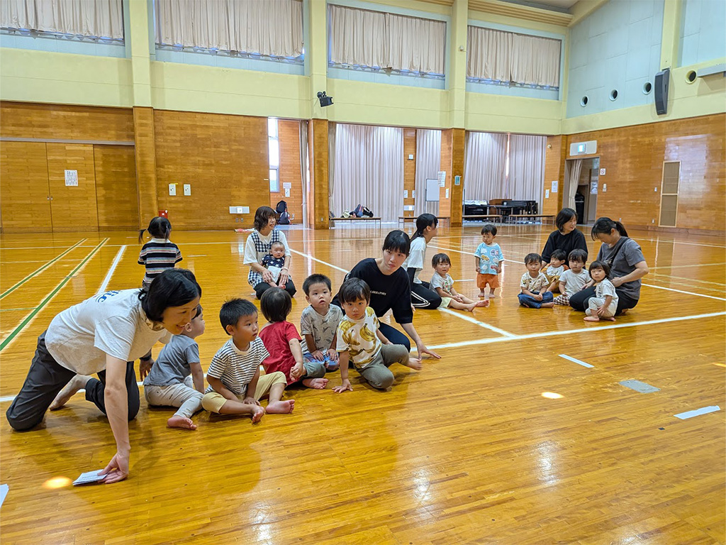 近くの公民館体育室へ🎈